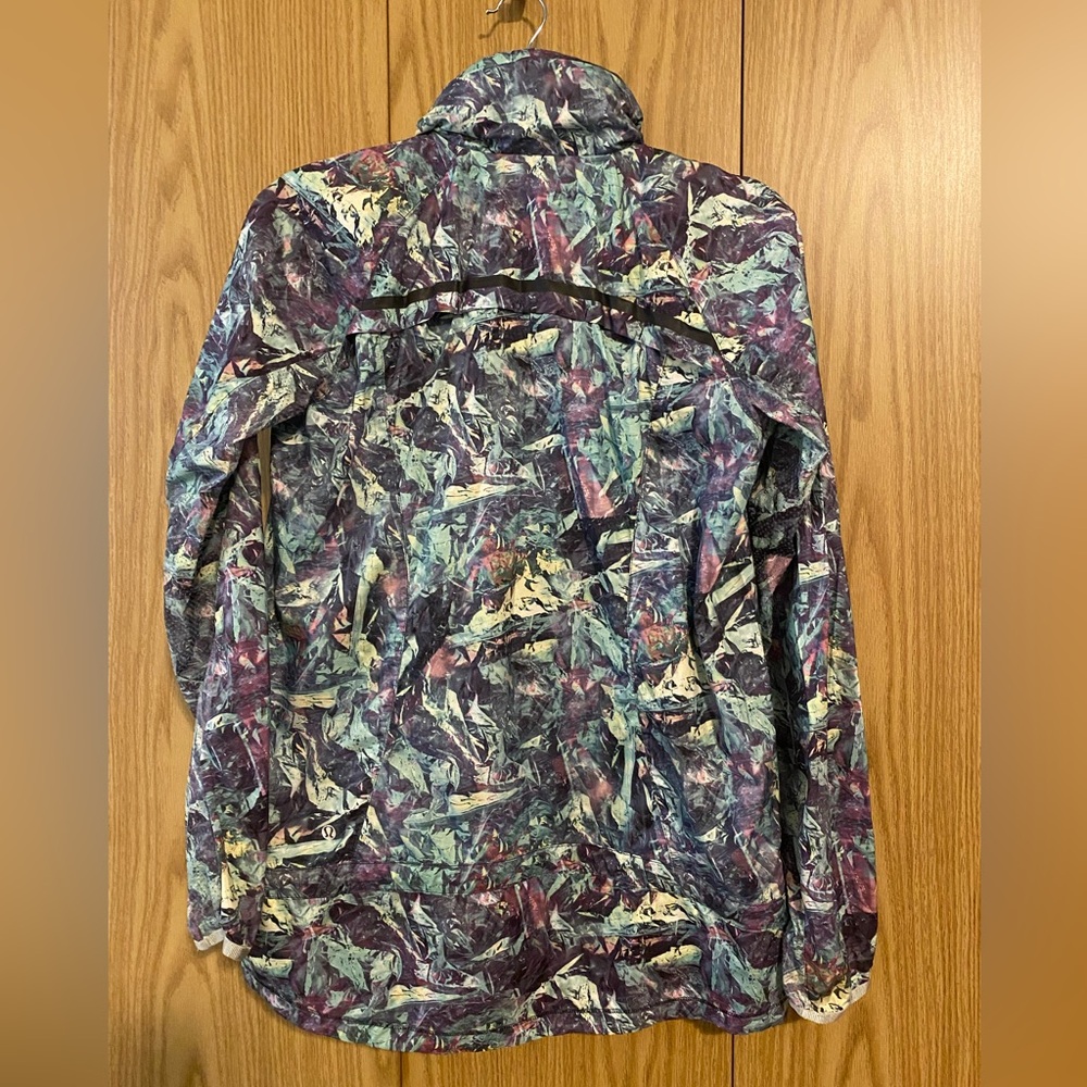 🟣 Lululemon Pack It Up Jacket – Size 6 – Abstract Multicolor Print - Picture 2 of 7